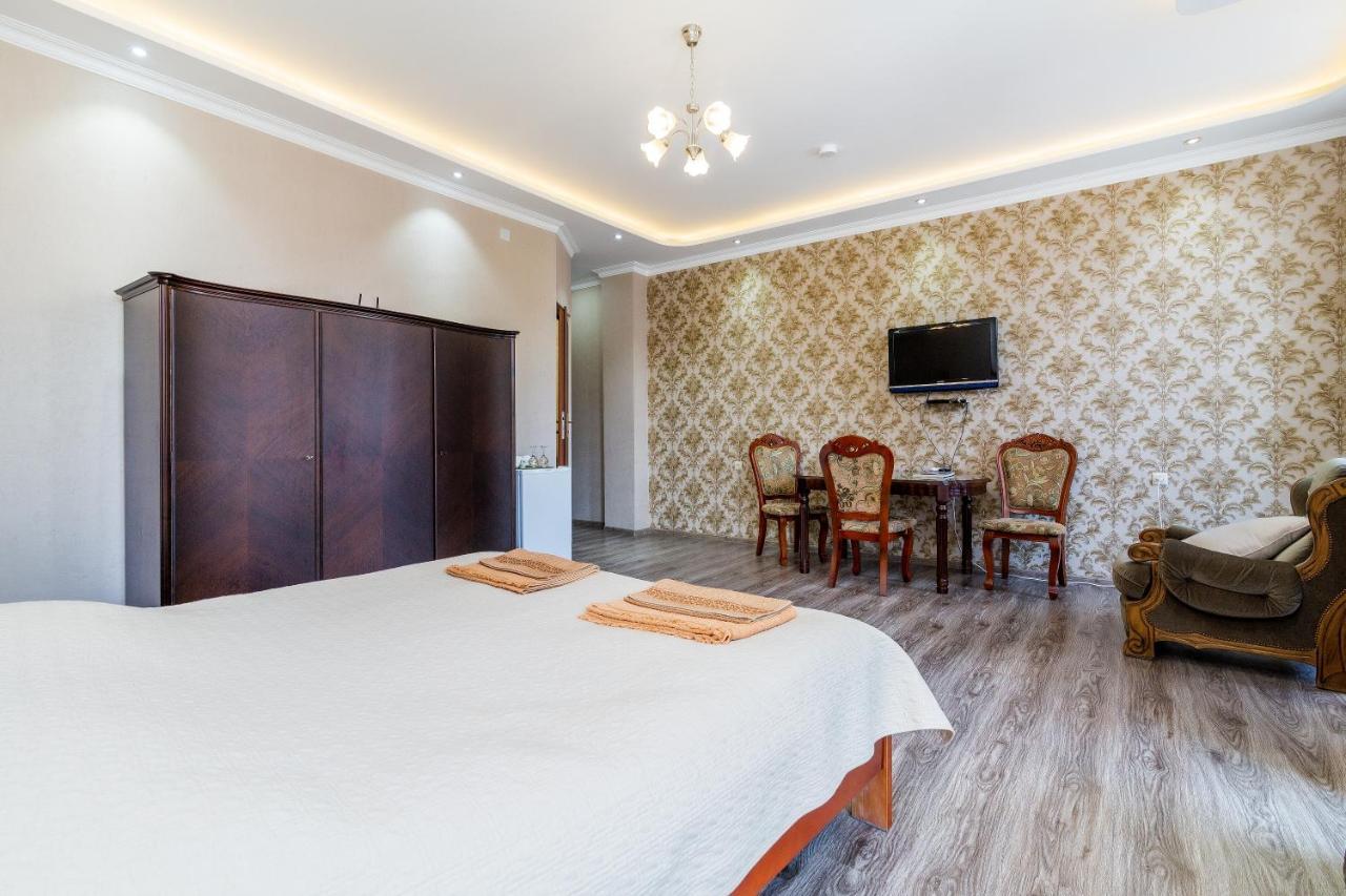 White Hotel Guesthouse Zugdidi Kültér fotó